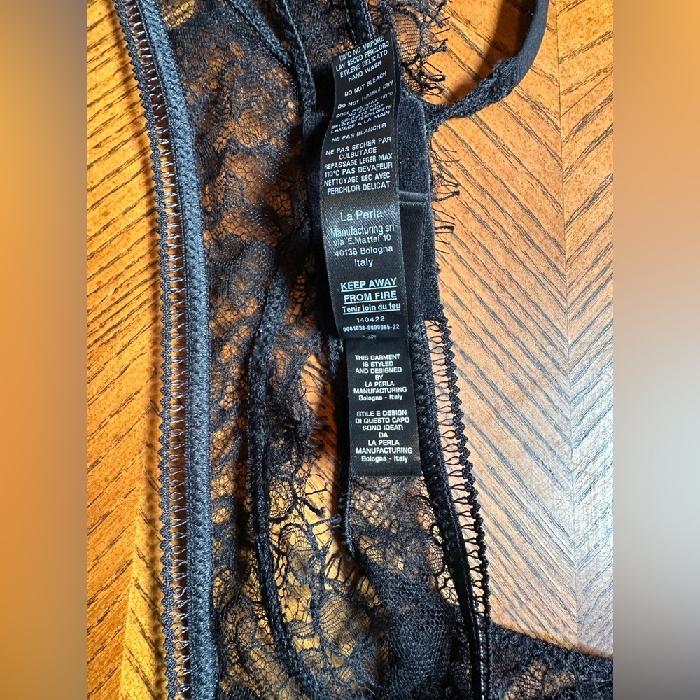 La Perla
Lace Onyx Suspender Belt - Picture 7 of 10